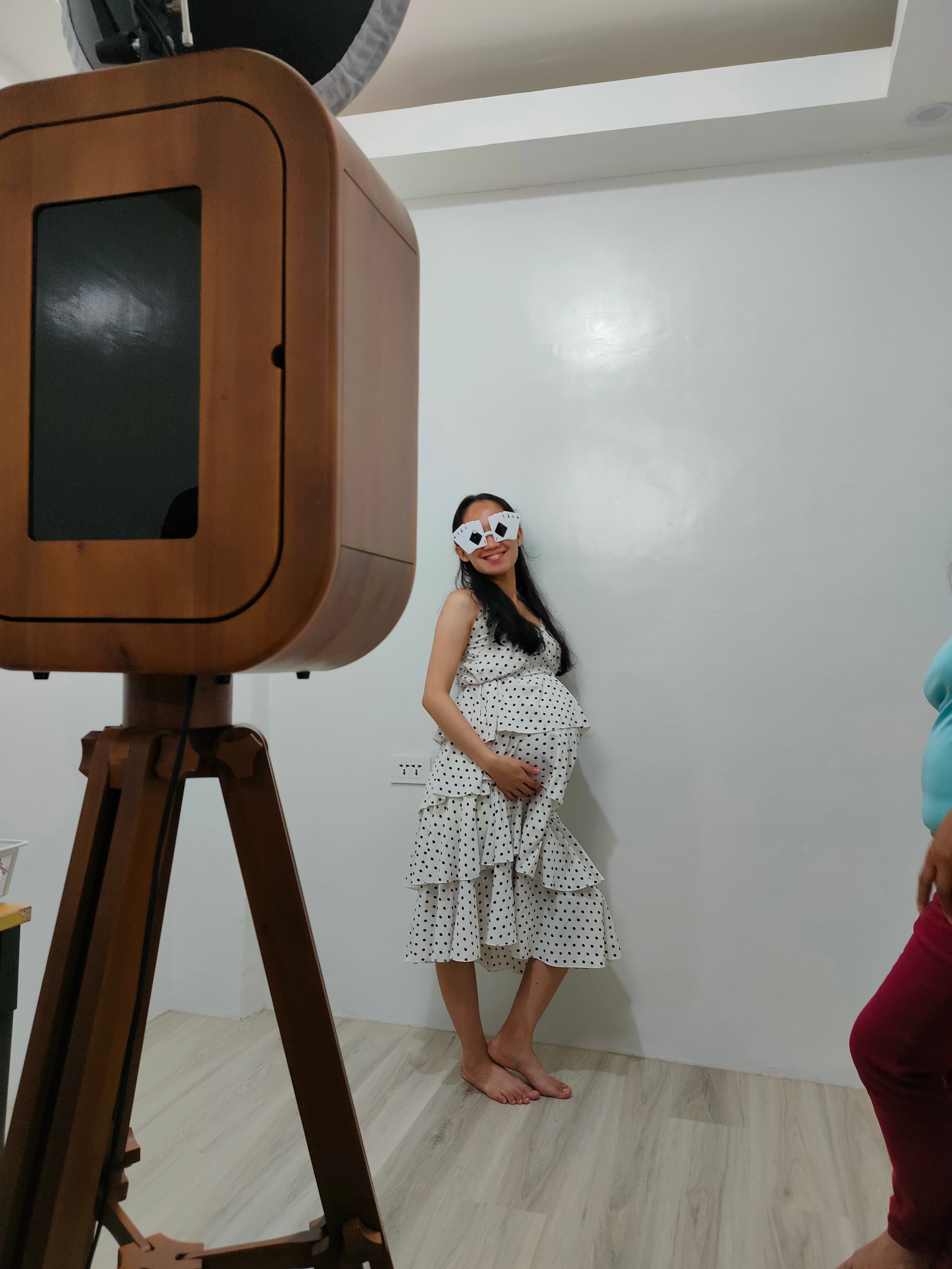 Guest posing at the Aprint Lhyn retro photobooth