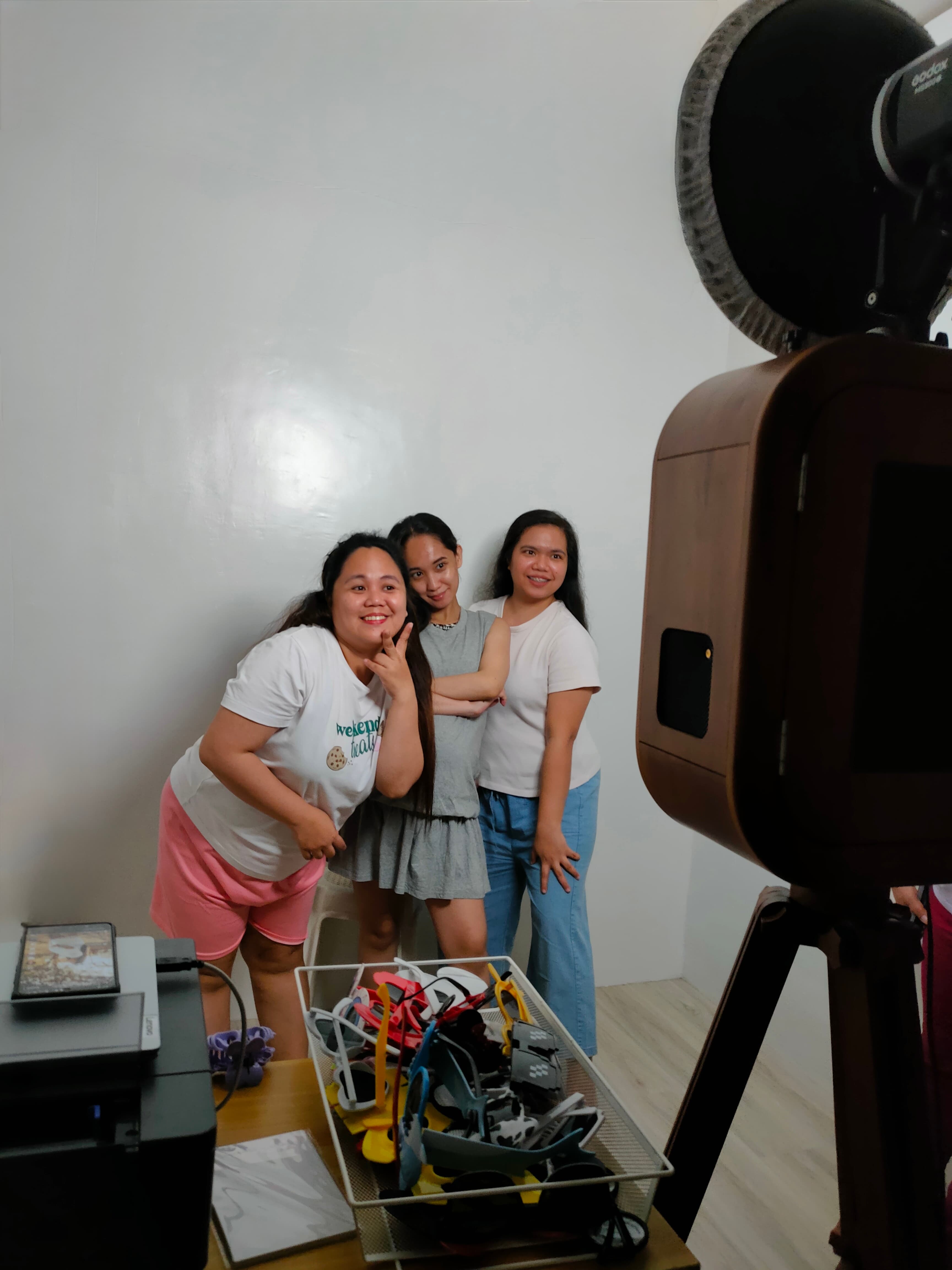 Guests at the Aprint Lhyn photobooth